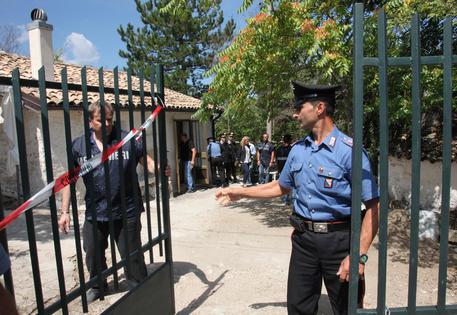 Castellamare del Golfo, spara contro i Carabinieri e poi si suicida