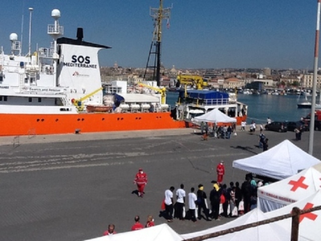 Catania, in porto nave Aquarius con 105 migranti