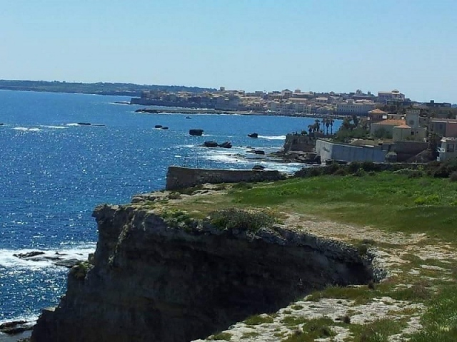 Siracusa, 17enne tenta il suicidio gettandosi dalla scogliera del Monumento ai Caduti