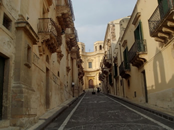 Noto, finte volontarie di un'associazione per aiutare bimbi: denunciate per truffa