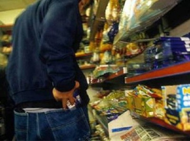 Siracusa, rubano in supermercato e scoperti minacciano impiegati: 2 denunciati