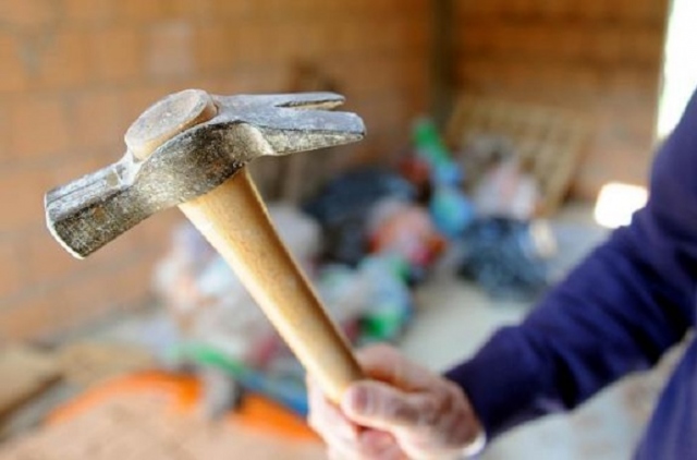 Avola, lite tra due uomini. uno dei due si arma di martello e minaccia l'altro
