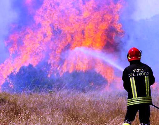 Siracusa, a fuoco sterpaglie alla Tonnara