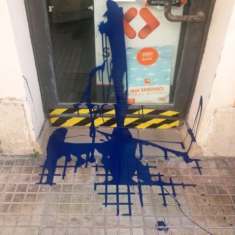 Siracusa, imbrattata porta del negozio del candidato consigliere Russo: sospetta intimidazione