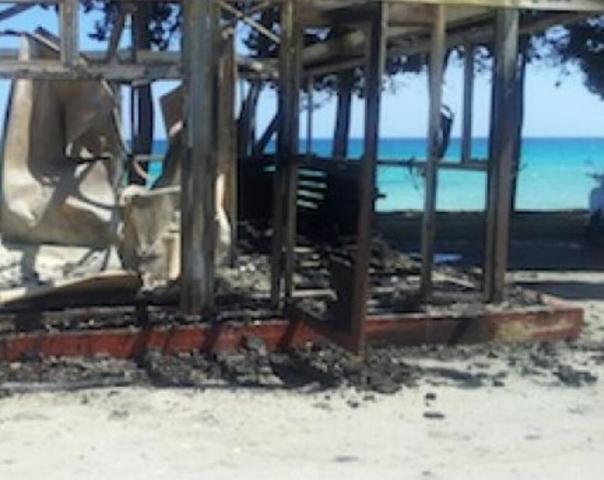 Siracusa, incendiato chiosco a Fontane Bianche: il titolare "é la sesta volta"