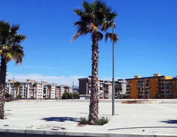 Augusta, degrado urbano: un cittadino si incatena per protesta