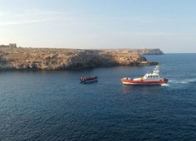 Barcone con 95 migranti soccorso al largo di Lampedusa