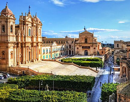 Noto, la Polizia libera il centro storico dagli abusivi