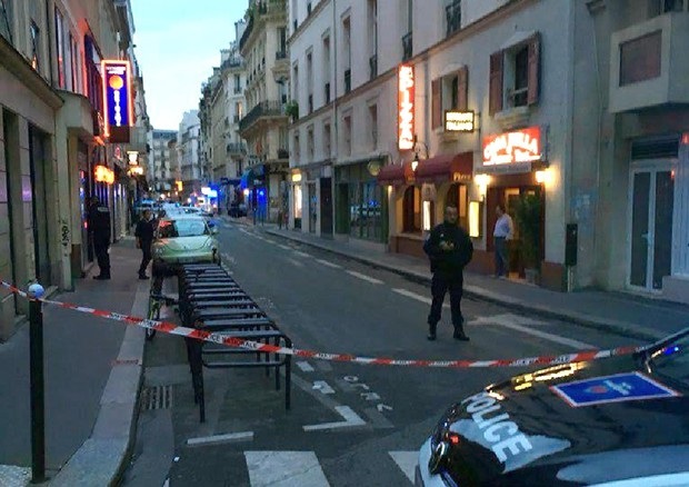 Parigi, accoltella passanti in centro: 1 morto e 4 feriti, l'Isis rivendica