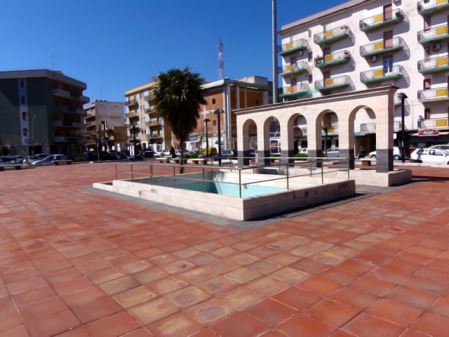 Augusta, lotta all'abusivismo commerciale in Piazza Fontana