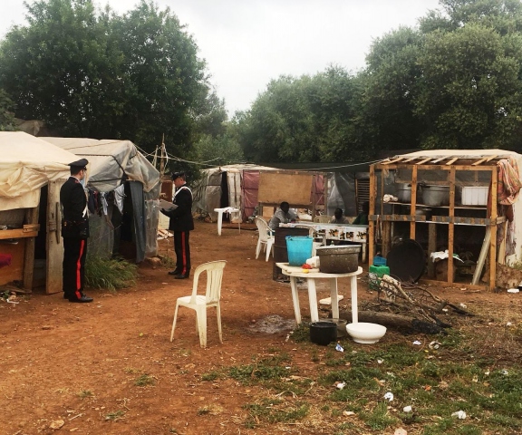 Siracusa, il drammatico fenomeno del caporalato: baracche come case senza acqua e corrente elettrica. Vittime 79 extracomunitari
