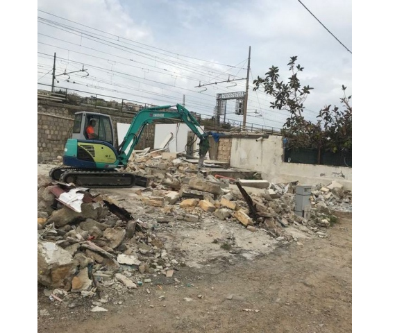 Nel Palermitano, abusivismo: giù 13 ville su battigia