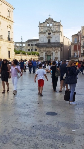 Siracusa, 1 maggio in Ortigia tra residenti, turisti e atmosfera estiva