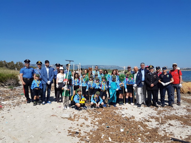 “Nonostante tutto… la natura non si arrende”, i Carabinieri ripuliscono una spiaggia di Siracusa