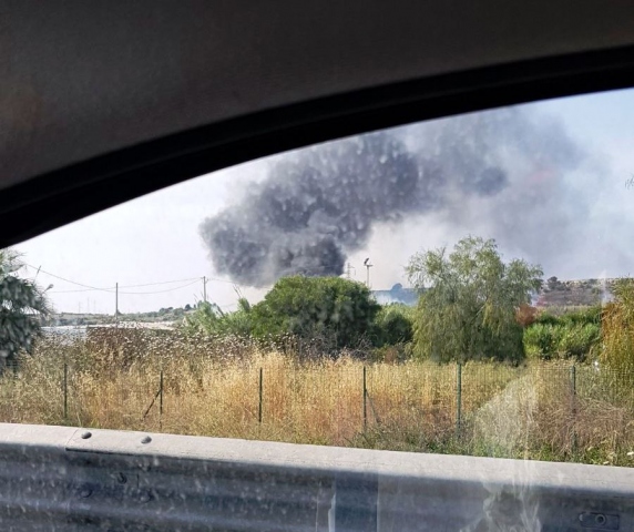 Siracusa, Tremilia: incendio di vaste dimensioni