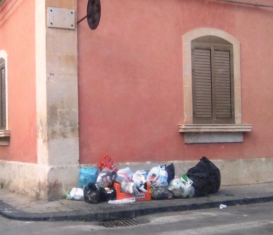 Siracusa, rifiuti abbandonati: rallenta il servizio di raccolta differenziata
