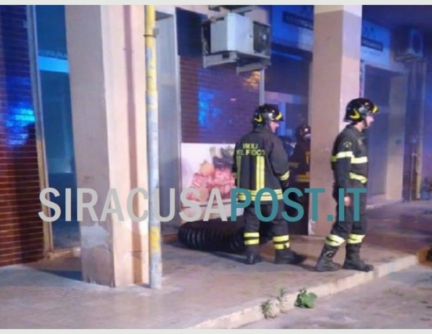 Siracusa, intimidazione con il fuoco a macelleria di via Alessandro Specchi: indaga la Polizia