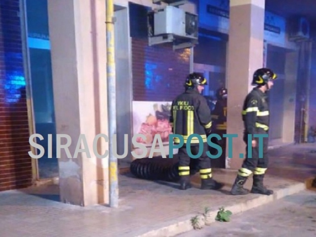 Siracusa, fiamme in una macelleria di via Alessandro Specchi: sul posto i vigili del fuoco