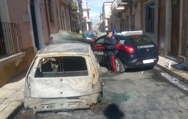 Solarino, a fuoco le auto di 2 fratelli in via Verdi