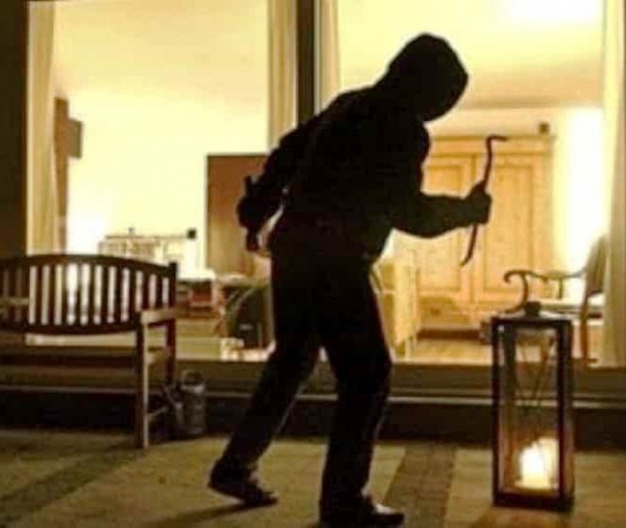 Noto, tentato furto in appartamento