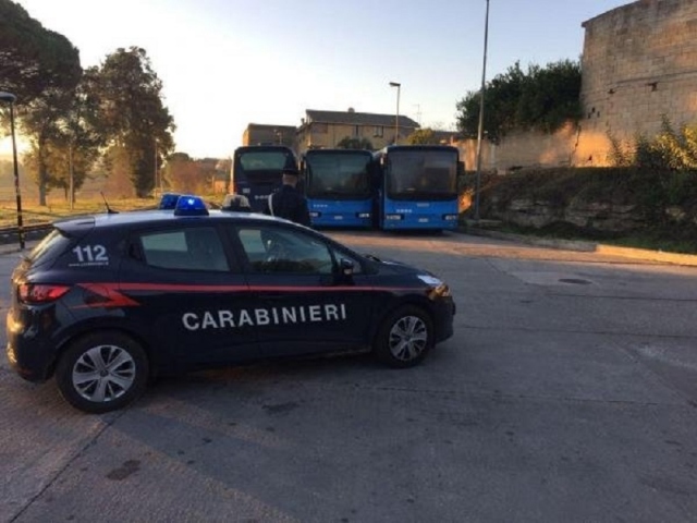 Solarino, due dipendenti Ast rubano gasolio da autobus: arrestati con l'accusa di peculato