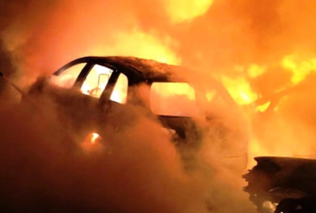 Siracusa, auto in fiamme in via Emilia