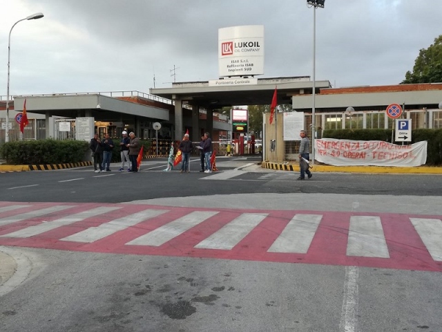 Priolo, riesplode la rabbia dei lavoratori ex Tecnisol: questa mattina blocchi alle portinerie Isab e Versalis