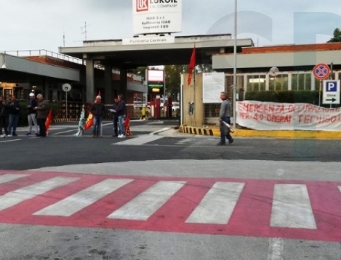 Priolo Gargallo, lavoratori della Tecnisol in protesta: bloccate le portinerie