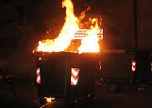 Siracusa, cassonetti in fiamme in via Immordini