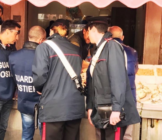 Siracusa, sequestrati 200 ricci di mare al mercato di Ortigia