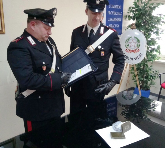 Siracusa, in autostrada con 250gr di marijuana: arrestato