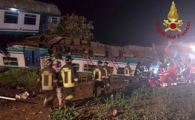 Nel Torinese, treno contro un tir: 2 morti e 18 feriti
