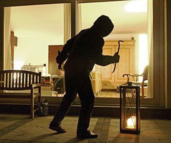 Noto, furto in abitazione: denunciati in due