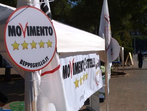 Siracusa, M5s in piazza per far leggere ai cittadini il contratto di Governo