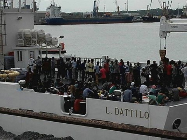 Augusta, in porto nave Dattilo con 721 migranti: c'è anche un morto