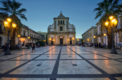Augusta, calci e pugni alle vetrine dei negozi al Duomo: fermato un uomo