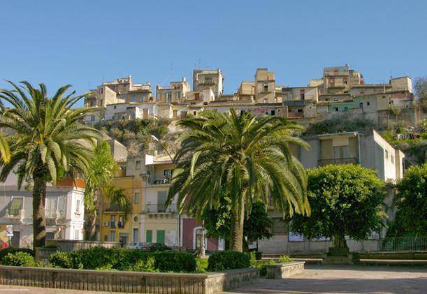 Lentini, allaccio alla rete pubblica per far funzionare alcune giostre: 3 arresti