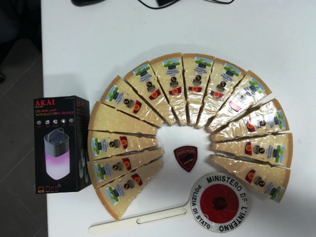 Avola, furto di formaggio in esercizio commerciale: un arresto