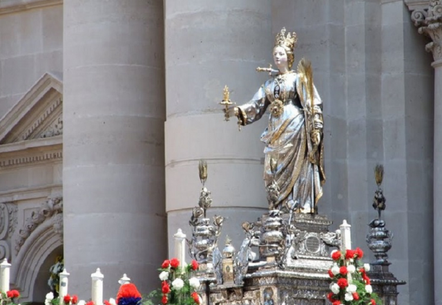 Siracusa rende omaggio a Santa Lucia per la Festa del patrocinio, alle 12 la processione in Piazza Duomo