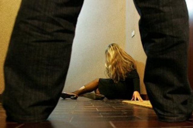 Siracusa, picchia fidanzata e il cane: denunciato