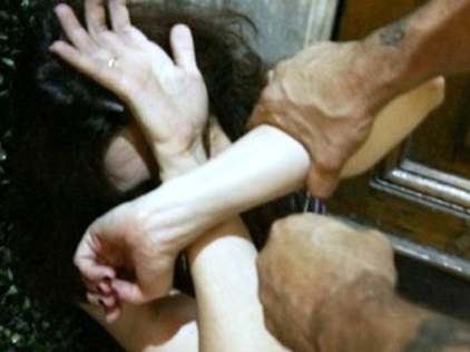 Siracusa, picchia con un bastone di ferro la compagna