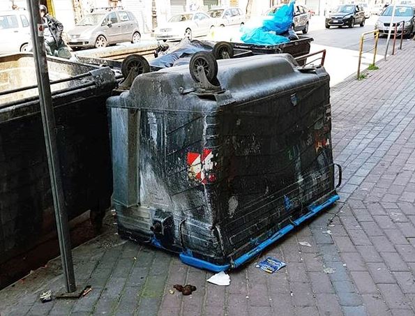 Siracusa, ribalta cassonetto rifiuti: denunciato
