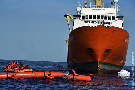 Nave Aquarius con 629 migranti in rotta verso la Sicilia