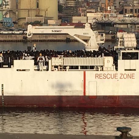 Catania, in porto Nave Diciotti con 932 migranti