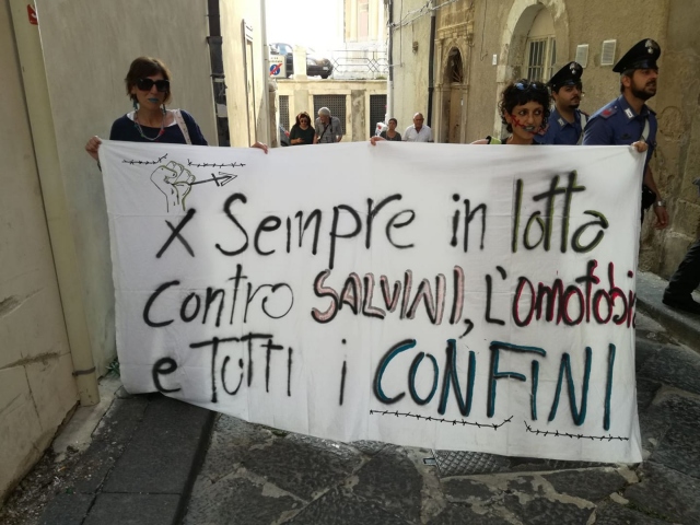 Siracusa Pride, lo striscione contro Salvini non va bene: la Digos lo fa togliere. Monica Cirinnà firma un'interrogazione parlamentare
