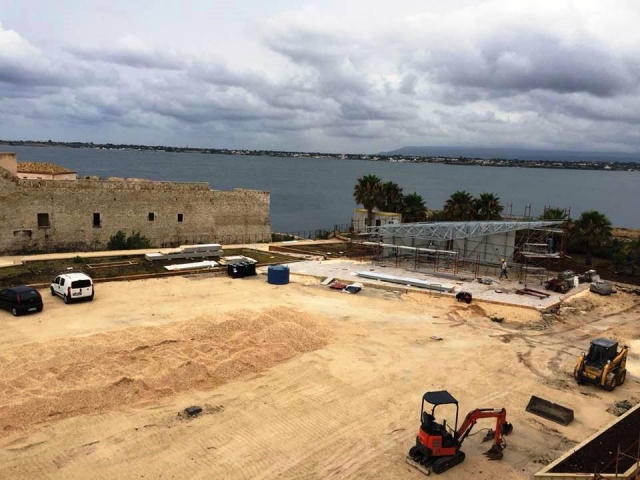 Cemento in Piazza D'Armi, lancia l'allarme Sos Siracusa. Replica la Soprintendenza: "Tutto regolare"