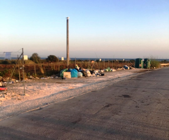 Portopalo, rifiuti abbandonati in strada: si passa alla vigilanza con le telecamere