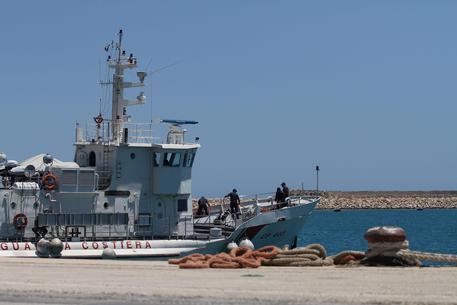 Pozzallo, cargo con 110 migranti davanti il porto