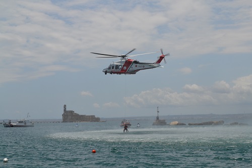 Augusta, esercitazione della Guardia costiera di recupero di un naufrago. IL VIDEO