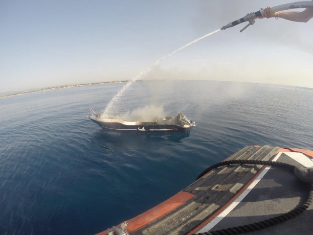 Siracusa, natante in fiamme al largo del porticciolo di Ognina: l'intervento della Capitaneria di Porto evita l'esplosione